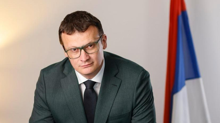 Dodik je teret Beogradu, kupuje podršku Mađara i koristi emocije Srba prema Rusiji Dodik je teret Beogradu, kupuje podršku Mađara i koristi emocije Srba prema Rusiji