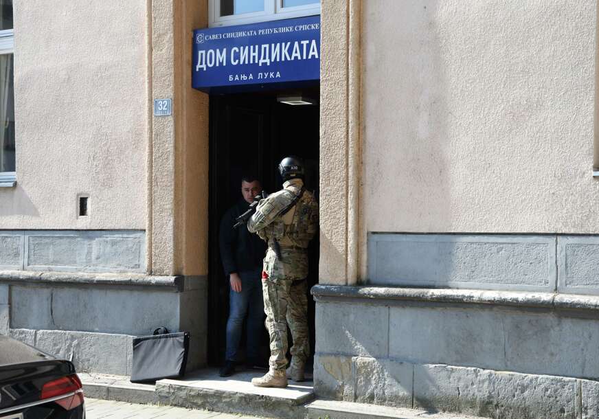 (VIDEO, FOTO) DUGE CIJEVI ispred Doma sindikata: Zatvorena Srpska ulica, na terenu specijalci, evo šta je razlog