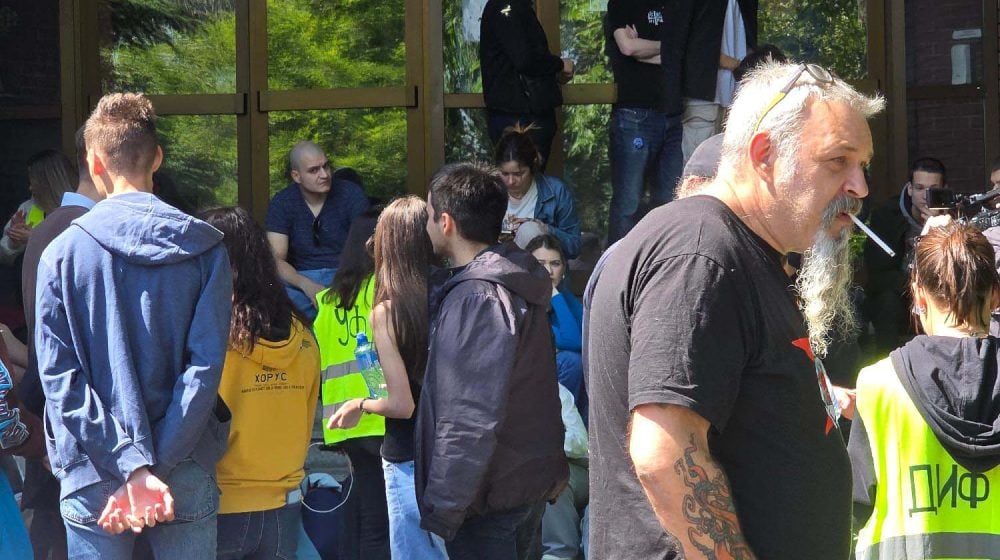 Studenti u blokadi Bogoslovskog fakulteta demantuju da je s profesorima postignut dogovor o ispitnim rokovima Studenti u blokadi Bogoslovskog fakulteta demantuju da je s profesorima postignut dogovor o ispitnim rokovima
