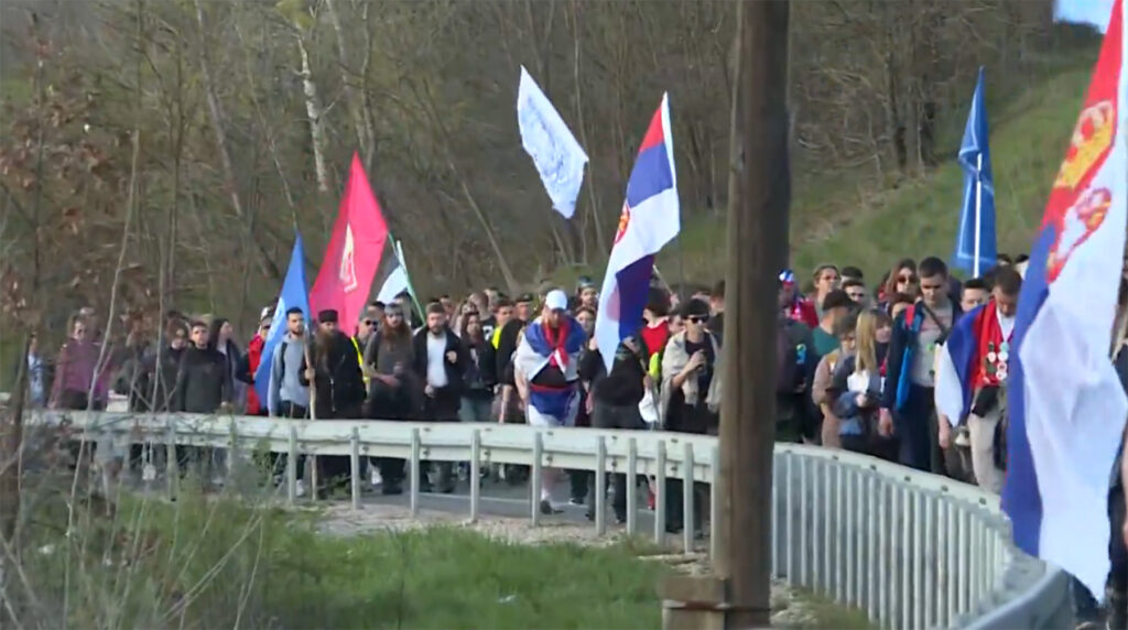 Šabačka eparhija zabranila studentima koji pešače na protest u Loznicu da uđu u crkvenu portu: Vladika nije dao blagoslov Šabačka eparhija zabranila studentima koji pešače na protest u Loznicu da uđu u crkvenu portu: Vladika nije dao blagoslov