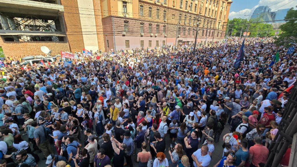 AFP izveštava o prvomajskim protestima u Srbiji: Udružili se studenti i sindikati AFP izveštava o prvomajskim protestima u Srbiji: Udružili se studenti i sindikati
