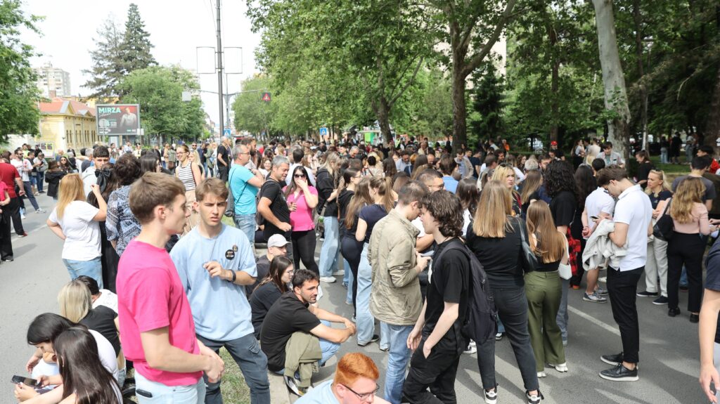 Vučić je rekao da mu nije stigao nikakav zahtev za raspisivanje izbora: Studenti u blokadi Univerziteta u Nišu su mu sada odgovorili Vučić je rekao da mu nije stigao nikakav zahtev za raspisivanje izbora: Studenti u blokadi Univerziteta u Nišu su mu sada odgovorili