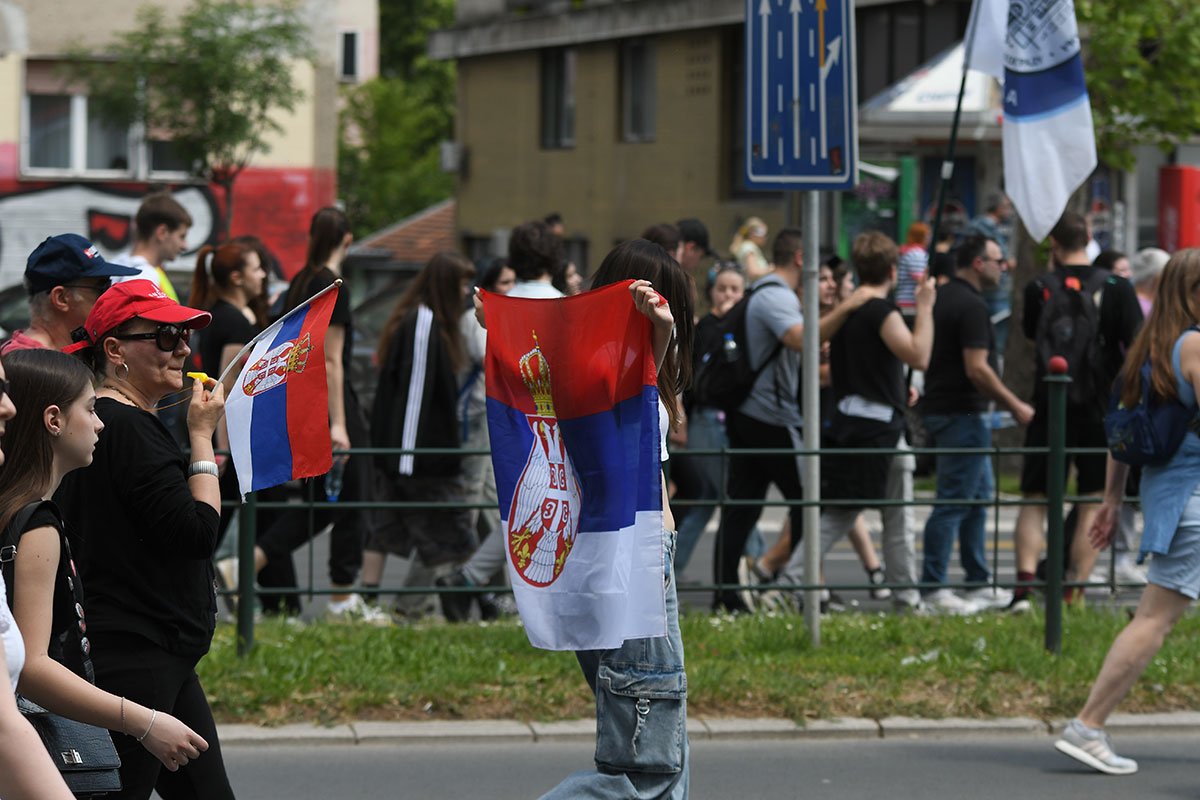 Vozač pokušao automobilom da prođe kroz protestnu kolonu u Novom Sadu Vozač pokušao automobilom da prođe kroz protestnu kolonu u Novom Sadu