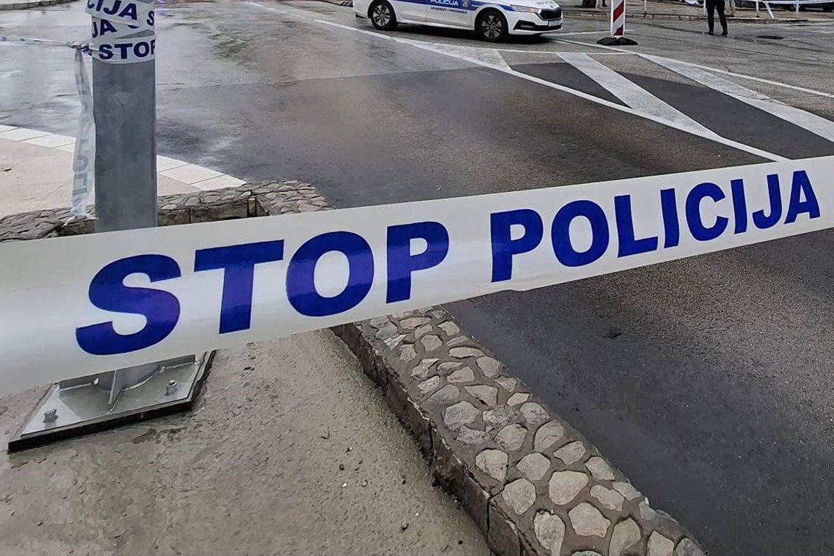 Drama u Srbiji: Ukrao auto u kojem je bila djevojčica, ona iskočila iz vozila u pokretu Drama u Srbiji: Ukrao auto u kojem je bila djevojčica, ona iskočila iz vozila u pokretu