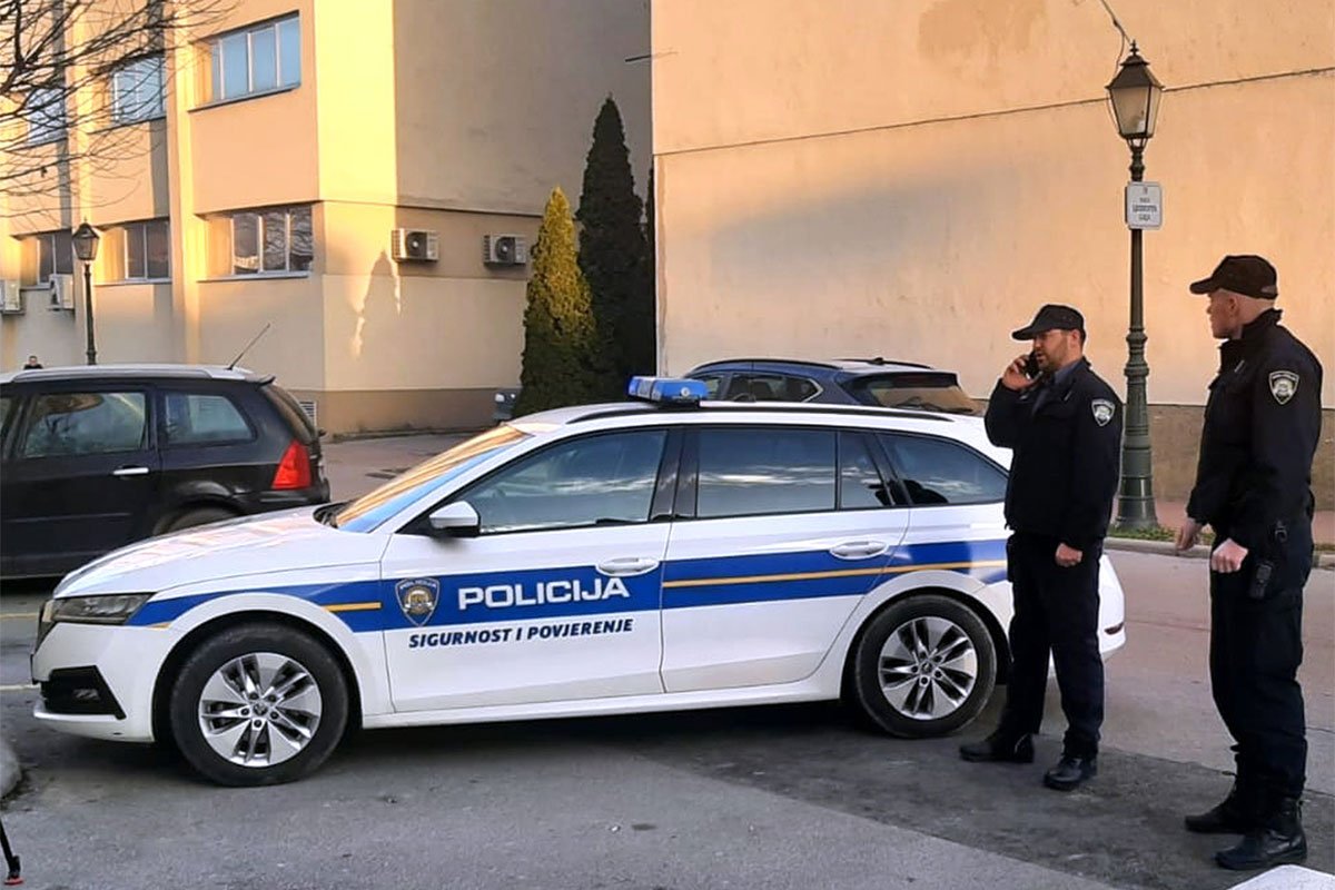 Automobil sletio u Malu Neretvu, tri osobe poginule Automobil sletio u Malu Neretvu, tri osobe poginule