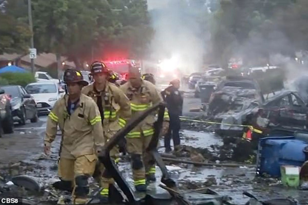 Srušio se avion u Americi, gori 15 kuća Srušio se avion u Americi, gori 15 kuća