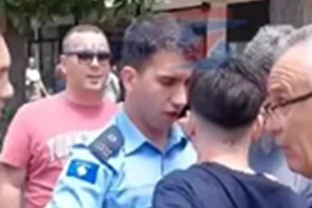 Policajac hvatao srpskog maturanta za vrat (VIDEO) Policajac hvatao srpskog maturanta za vrat (VIDEO)