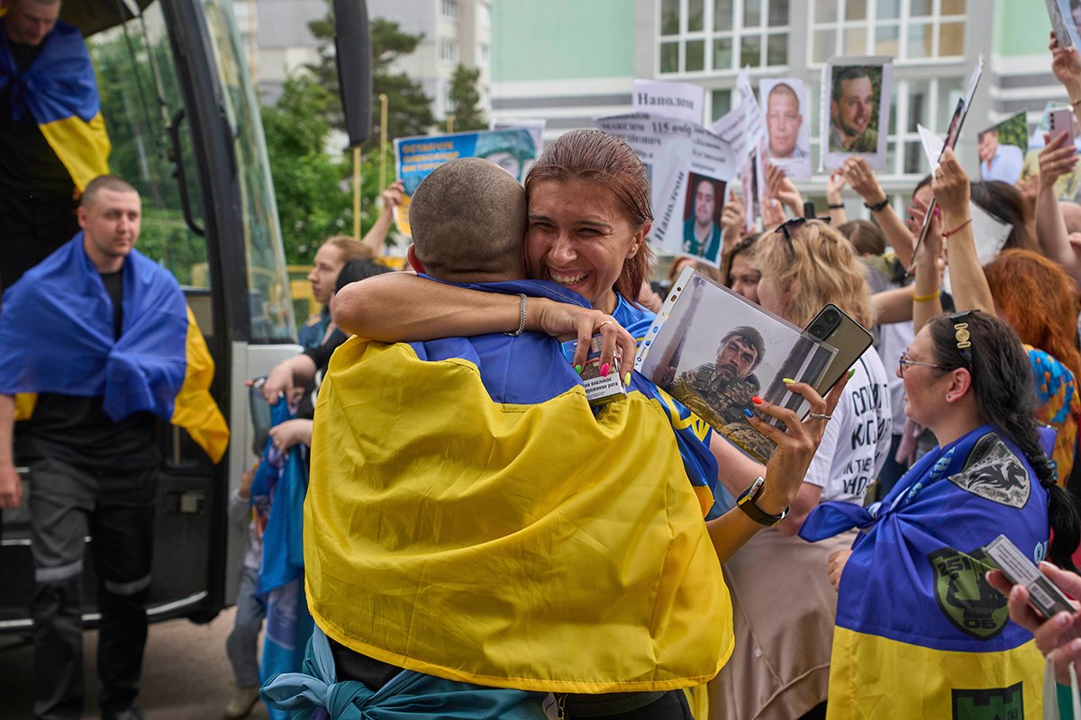 Emotivne scene: Razmjena zarobljenika između Rusije i Ukrajine (FOTO) Emotivne scene: Razmjena zarobljenika između Rusije i Ukrajine (FOTO)