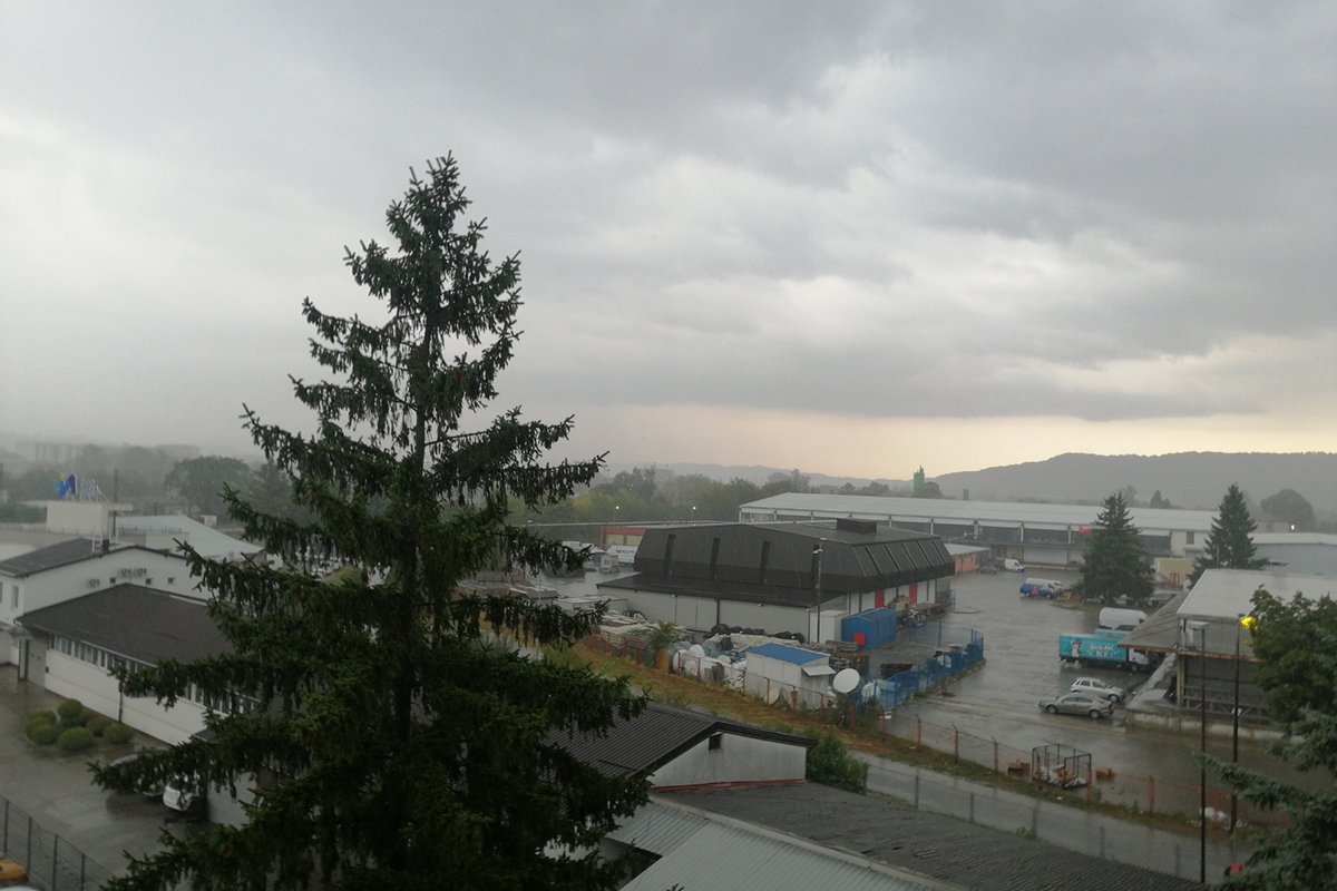 Stiže jača kiša i pljuskovi sa grmljavinom Stiže jača kiša i pljuskovi sa grmljavinom