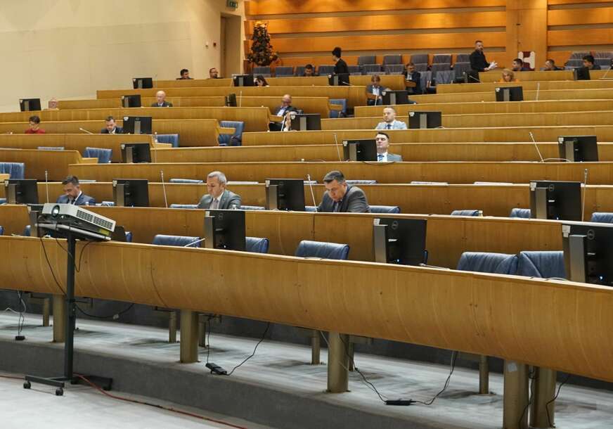 DOBRODOŠLI U BiH Na dvije sjednice stižu 2 verzije Zakona o sudu, A TEŠKO DA ĆE IJEDNA PROĆI