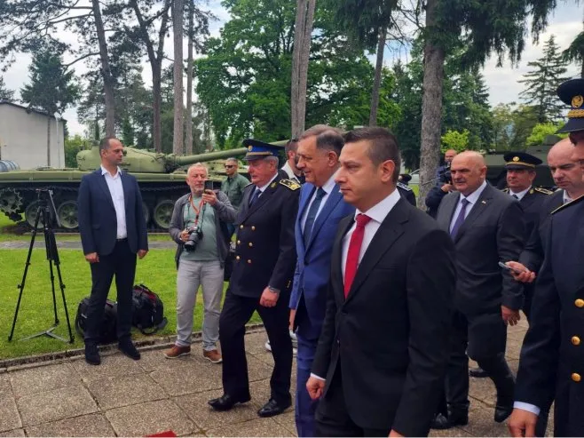 Helez zabranio, Višković i Dodik u kasarni Kozara: Ignorisana naredba Helez zabranio, Višković i Dodik u kasarni Kozara: Ignorisana naredba
