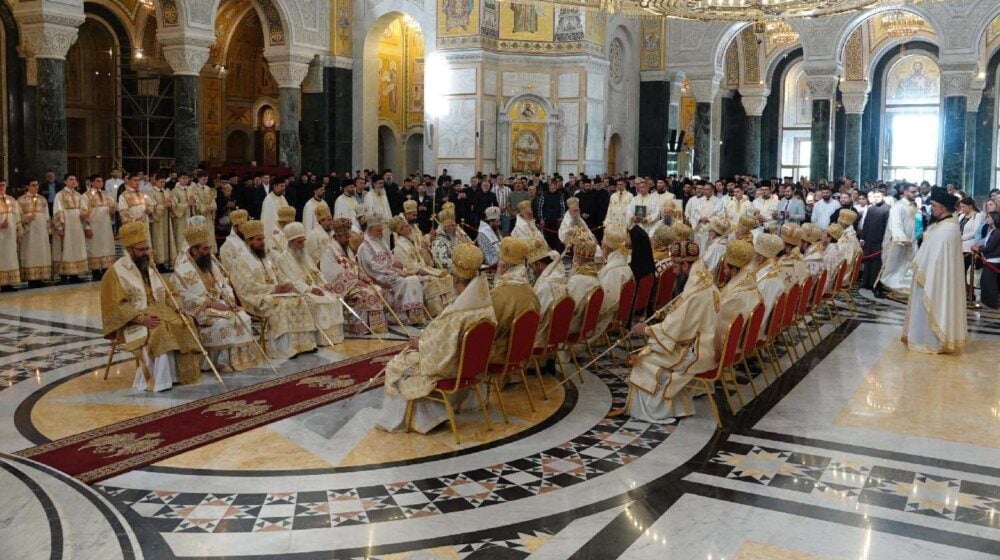 Sabor SPC u atmosferi nezadovoljstva: Svetosavski hram skoro prazan na liturgiji Sabor SPC u atmosferi nezadovoljstva: Svetosavski hram skoro prazan na liturgiji