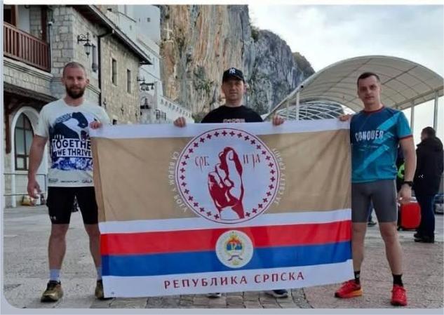 Rudjani David Ćiković, Aleksandar Spasojević i Branislav Milošević trče do manastira Ostrog za pomoć Dragomiru Golubiću – Rivaldu iz Čajniča Rudjani David Ćiković, Aleksandar Spasojević i Branislav Milošević trče do manastira Ostrog za pomoć Dragomiru Golubiću – Rivaldu iz Čajniča