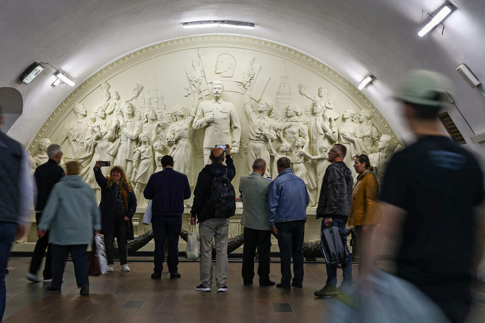 U moskovskom metrou otkriven spomenik Staljinu U moskovskom metrou otkriven spomenik Staljinu