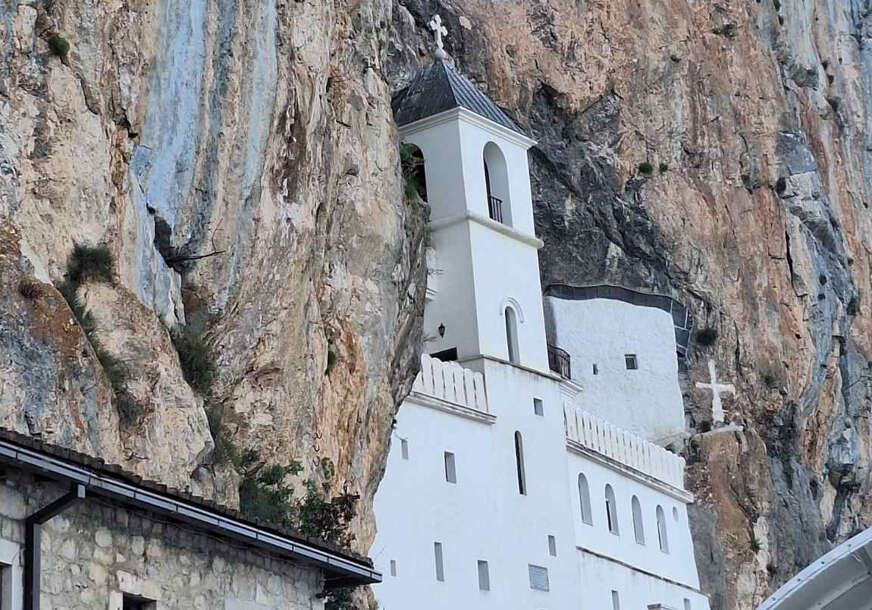 Ispovijest sveštenika sa Ostroga „Bolesna Fatma je odbijala da se pokloni SVETOM VASILIJU, a kada je to učinila, počela je da se GRČI I DRHTI“