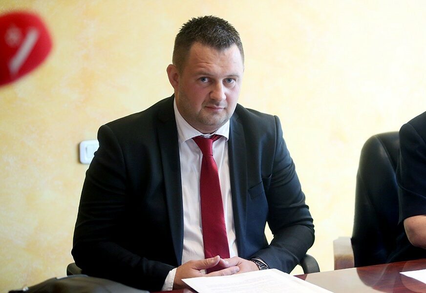 Ne muči ga stanje na računu preduzeća: Direktor „Pošta Srpske“ odlučio da se POČASTI NOVOM LIMUZINOM, evo koliko košta