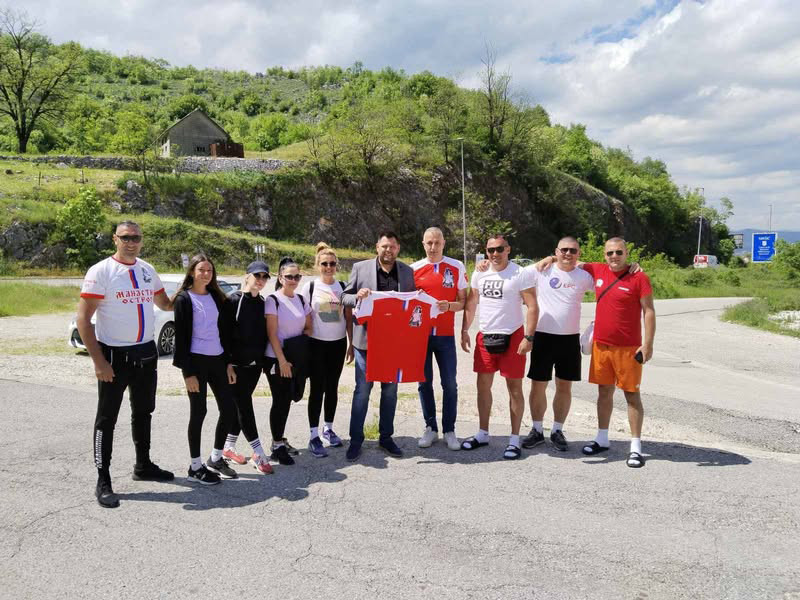 Hodočasnike iz Bileće dočekao gradonačelnik Nikšića Hodočasnike iz Bileće dočekao gradonačelnik Nikšića