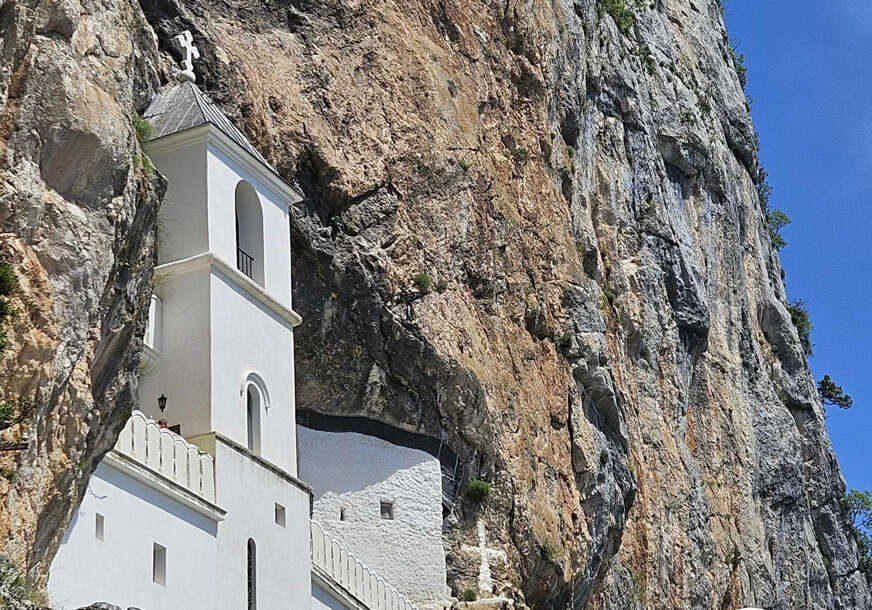 „Važno je da se ljudi vraćaju crkvi“ Više od 400 vjernika krenulo na HODOČAŠĆE DO MANASTIRA OSTROG dugo 90 kilometara