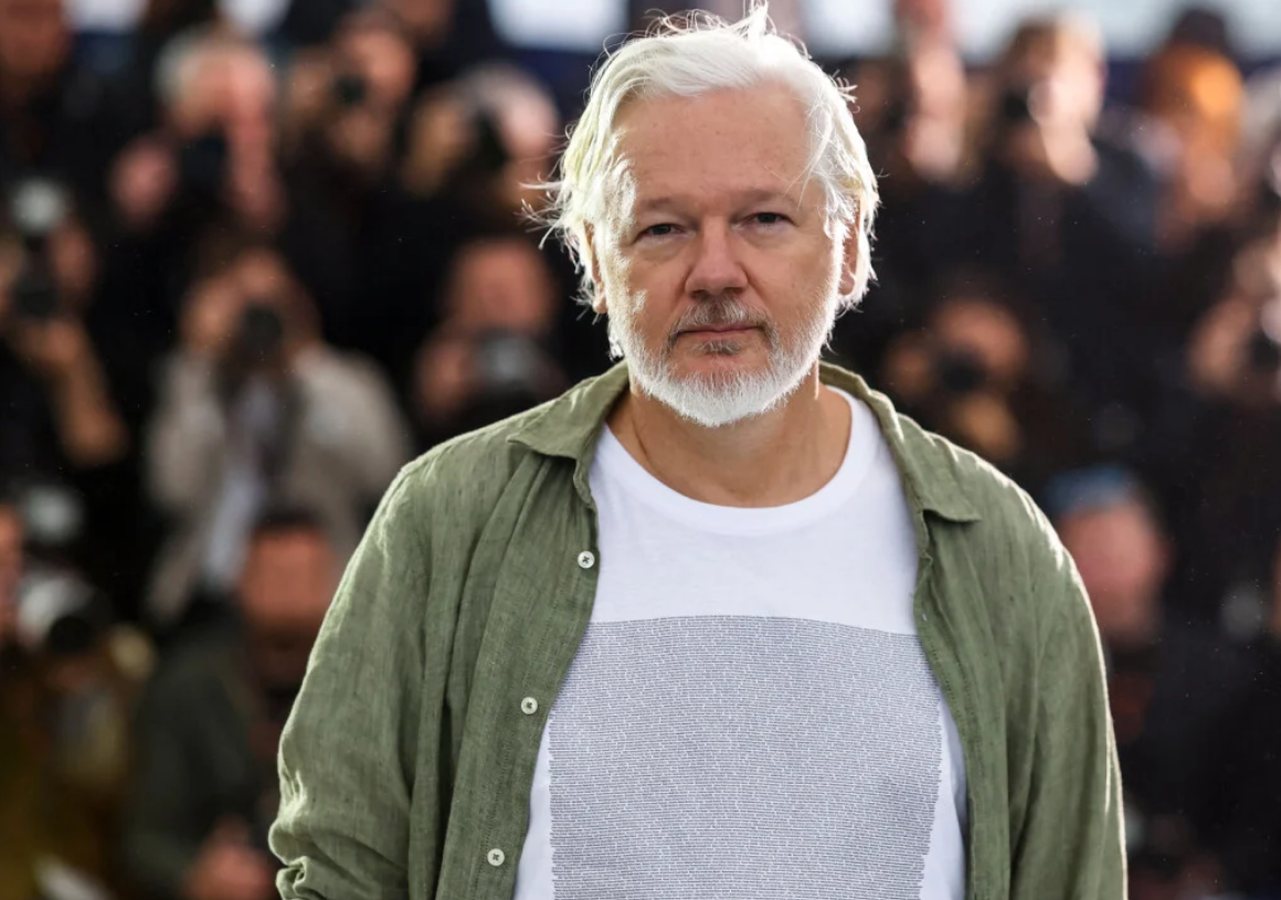 NA PREMIJERI FILMA U CANNESU: Assange obukao majicu s imenima djece ubijene u Gazi, pisalo i “Zaustavite Izrael” NA PREMIJERI FILMA U CANNESU: Assange obukao majicu s imenima djece ubijene u Gazi, pisalo i “Zaustavite Izrael”