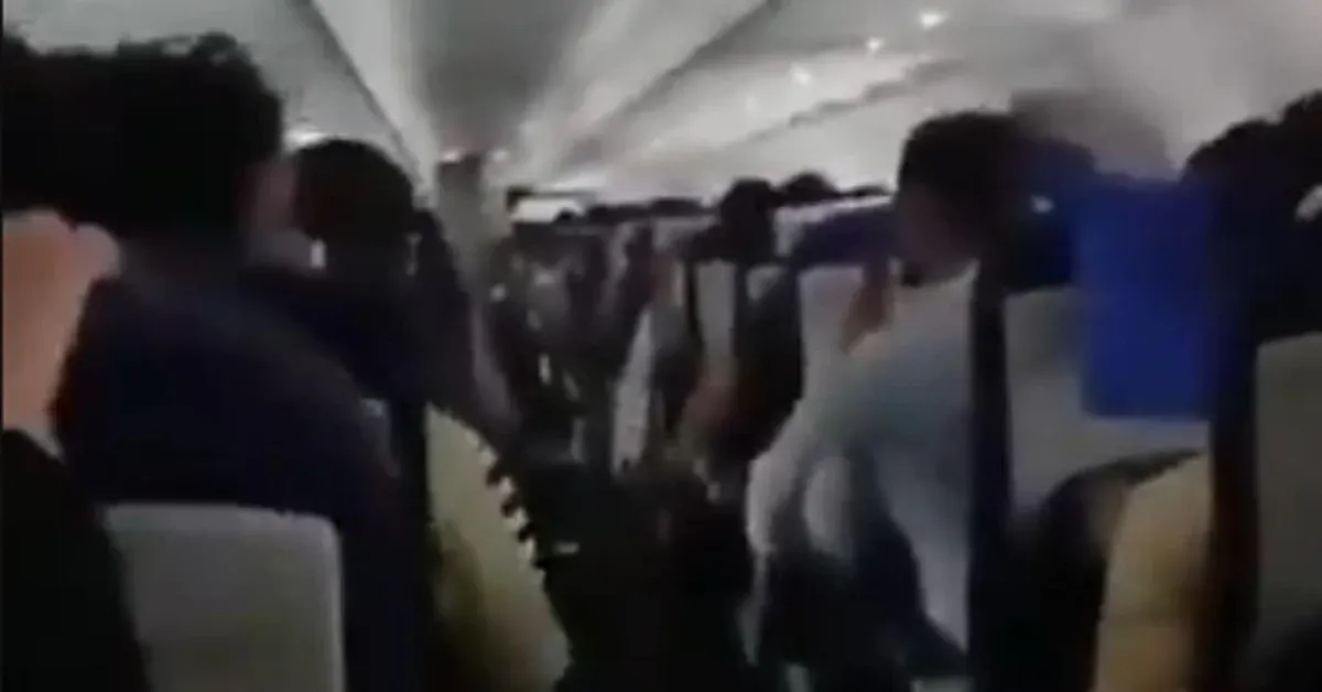 Pogledajte dramu na letu 6E-2142, putnici vrištali od straha, avion sletio s golemom rupom na nosu! Pogledajte dramu na letu 6E-2142, putnici vrištali od straha, avion sletio s golemom rupom na nosu!