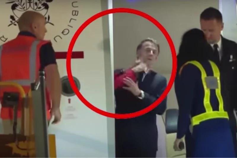 Čitač s usana otkrio šta je supruga rekla Macronu nakon „šamara“: Ne djeluje kao da su se samo šalili Čitač s usana otkrio šta je supruga rekla Macronu nakon „šamara“: Ne djeluje kao da su se samo šalili