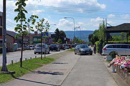 Vozači NEMILOSRDNO ZAUZIMAJU TROTOARE: Kad si bahat i znaš DA NEĆEŠ BITI KAŽNJEN, pa popriječiš auto i preko pješačke i preko biciklističke staze