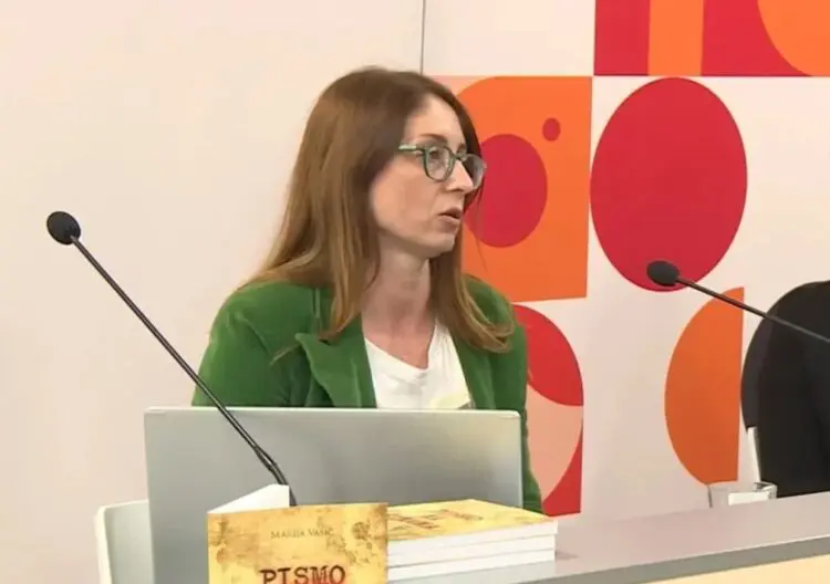 Profesorica Marija Vasić koja štrajkuje glađu i žeđu prebačena u bolnicu u Beogradu Profesorica Marija Vasić koja štrajkuje glađu i žeđu prebačena u bolnicu u Beogradu