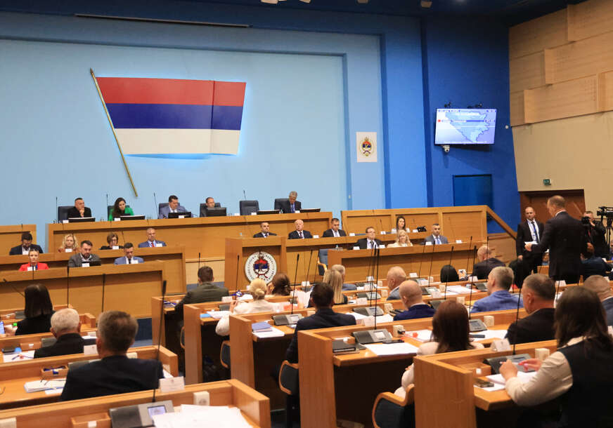LEZI ‘LEBE DA TE JEDEM Dok građani krpe kraj s krajem, političari se čašćavaju VEĆIM PLATAMA