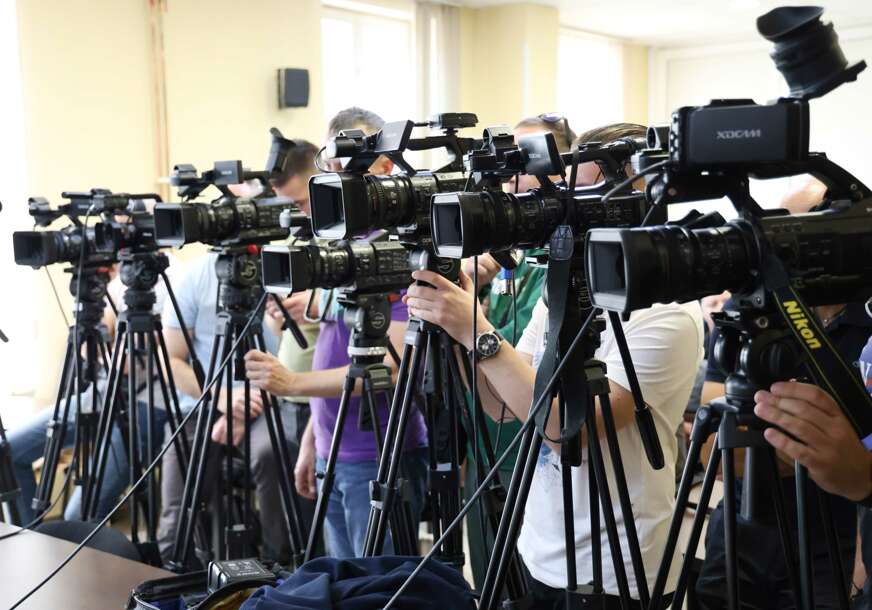 (VIDEO) Ko se lača mati, LOGOTEP MU NE GINE: Ovo su URNEBESNE IZJAVE političara koje će vas nasmijati do suza