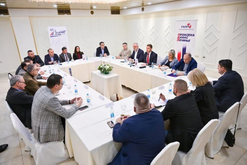 Jedinstven nastup opozicije za predstojeće izbore skoro nemoguća misija Jedinstven nastup opozicije za predstojeće izbore skoro nemoguća misija