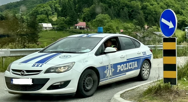 Okarakterisan kao uvreda građanima: Srbin PODIGAO TRI PRSTA u Crnoj Gori, pa kažnjen sa 1.200 evra