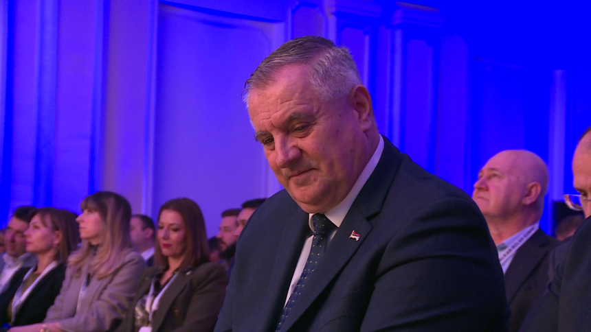 Višković ima veću platu od premijera Crne Gore i Srbije Višković ima veću platu od premijera Crne Gore i Srbije