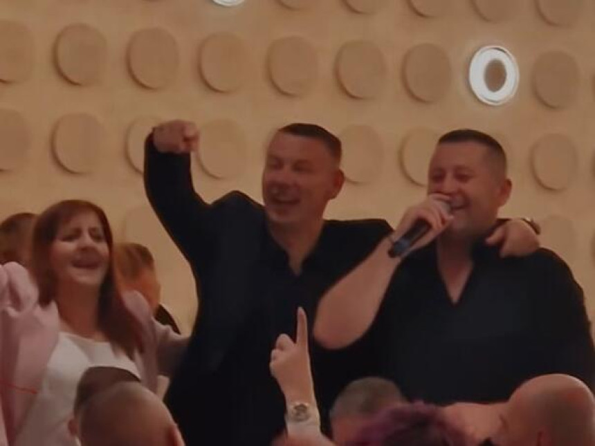 Čega se pametan stidi, budala se ponosi: Nešić organizovao feštu povodom izlaska iz pritvora (VIDEO) Čega se pametan stidi, budala se ponosi: Nešić organizovao feštu povodom izlaska iz pritvora (VIDEO)
