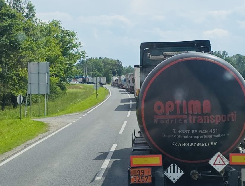 Haos na granicama: Vozaču treba čitava smjena da uđe u BiH Haos na granicama: Vozaču treba čitava smjena da uđe u BiH