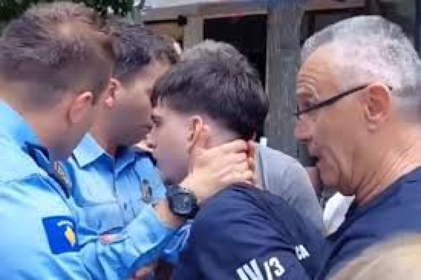 Kosovski policajac fizički napao i povrijedio srpskog maturanta Kosovski policajac fizički napao i povrijedio srpskog maturanta