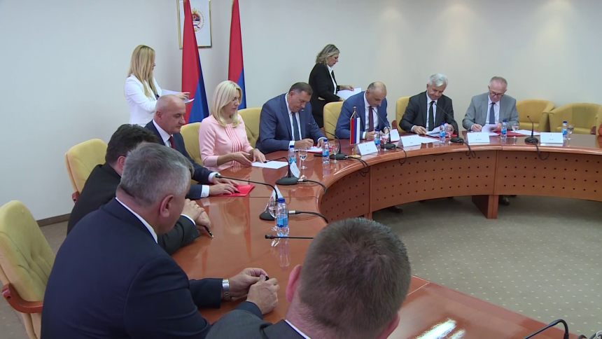 Oko vlasti Republike Srpske ponovo se steže obruč Oko vlasti Republike Srpske ponovo se steže obruč