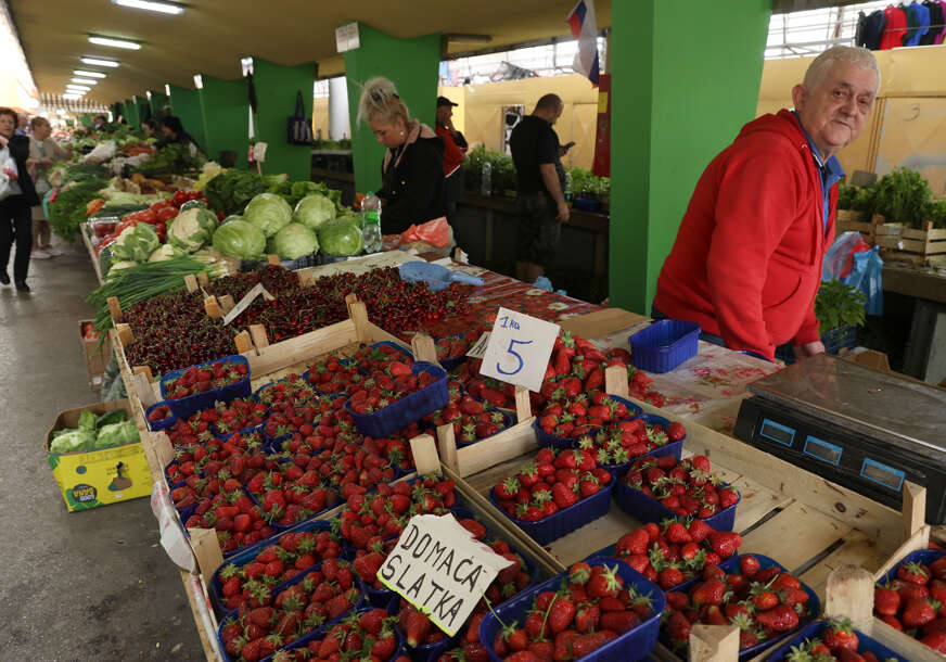 Kupovaćemo ih na komad: Dvije šake TREŠANJA I JAGODA koštaju kao KILOGRAM PILETINE, potrošači sablažnjeni cijenama