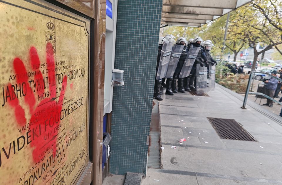 Protest ispred zgrade suda u Novom Sadu, okupljeni zahtevaju oslobađanje aktivista Protest ispred zgrade suda u Novom Sadu, okupljeni zahtevaju oslobađanje aktivista