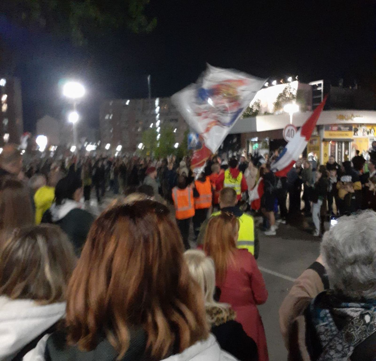 Doček studenata i đaka u Loznici na Cvijićevom trgu: Srdačno samo kako Jadrani umiju Doček studenata i đaka u Loznici na Cvijićevom trgu: Srdačno samo kako Jadrani umiju