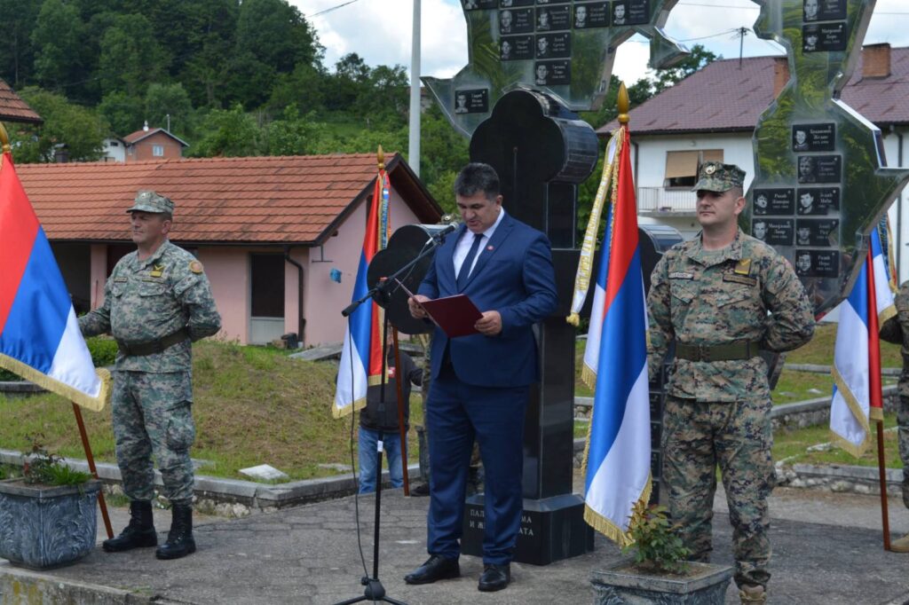 LOPARE, SAVIĆ: Naša je obaveza da čuvamo tekovine Druge majevičke brigade i dostojanstveno brinemo o borcima i njihovim porodicama (foto) LOPARE, SAVIĆ: Naša je obaveza da čuvamo tekovine Druge majevičke brigade i dostojanstveno brinemo o borcima i njihovim porodicama (foto)