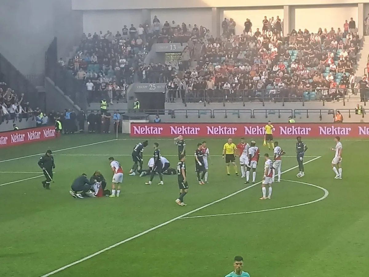 Skandal u finalu Kupa: Topovski udar prekinuo meč Zvezde i Vojvodine Skandal u finalu Kupa: Topovski udar prekinuo meč Zvezde i Vojvodine