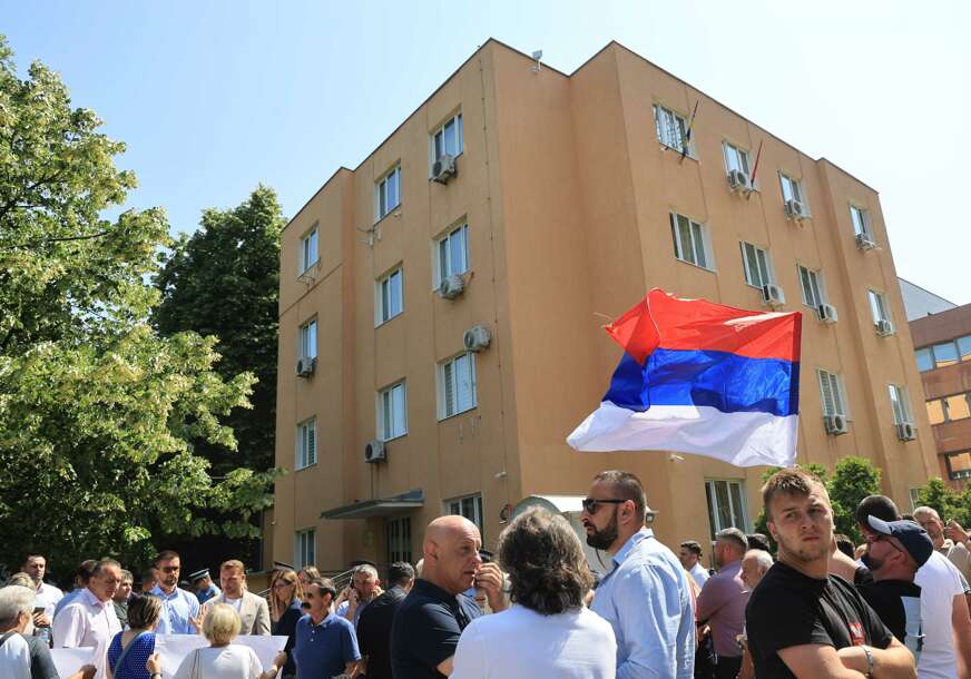 „NEKI SU SE SLIKALI, PA OTIŠLI“ Na protestu zbog hapšenja Milana Miličevića ostali mahom aktivisti SDS