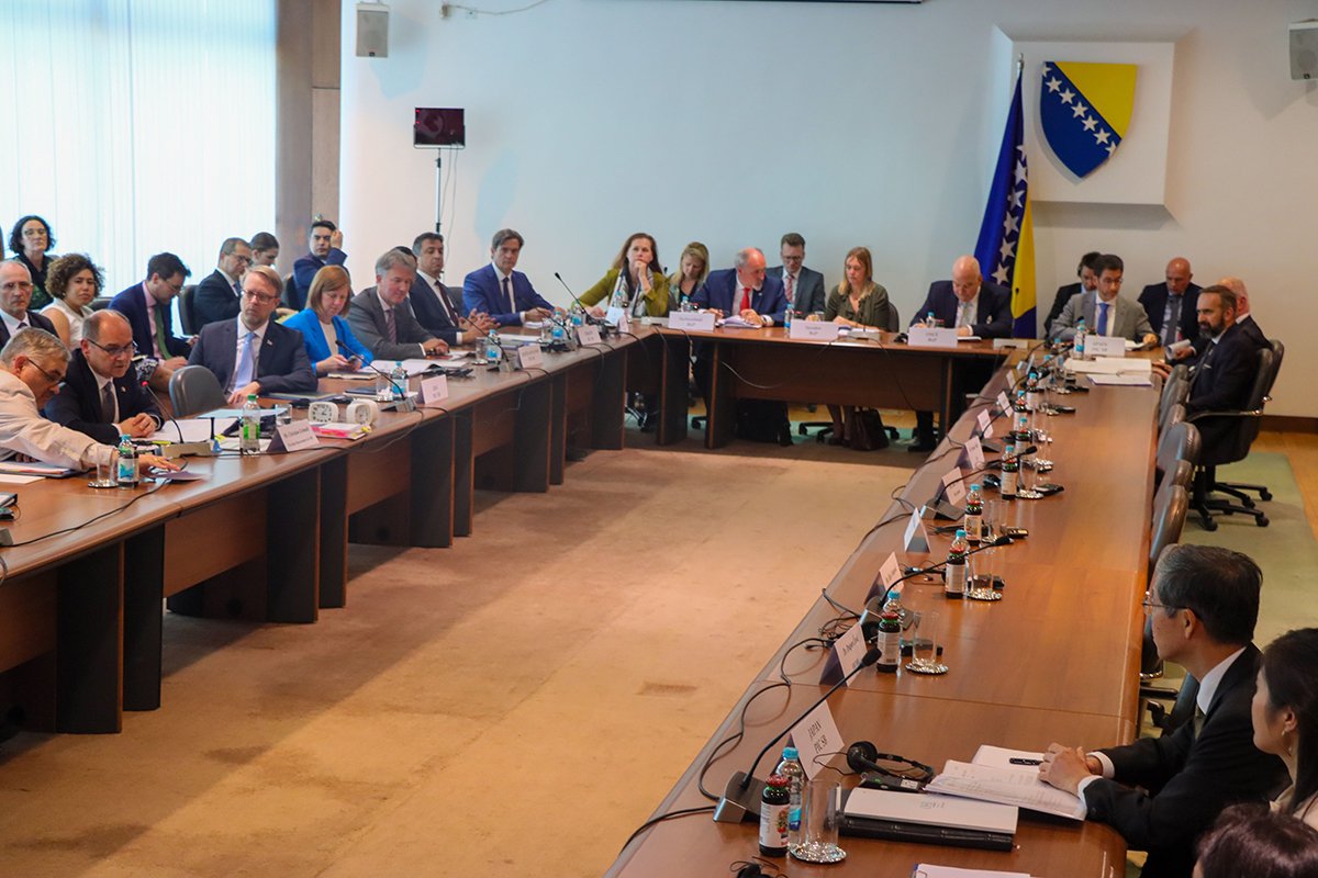 Završen sastanak opozicije iz Srpske, HDZ BiH, „trojke“ i PIC-a, ovo su prve poruke Završen sastanak opozicije iz Srpske, HDZ BiH, „trojke“ i PIC-a, ovo su prve poruke