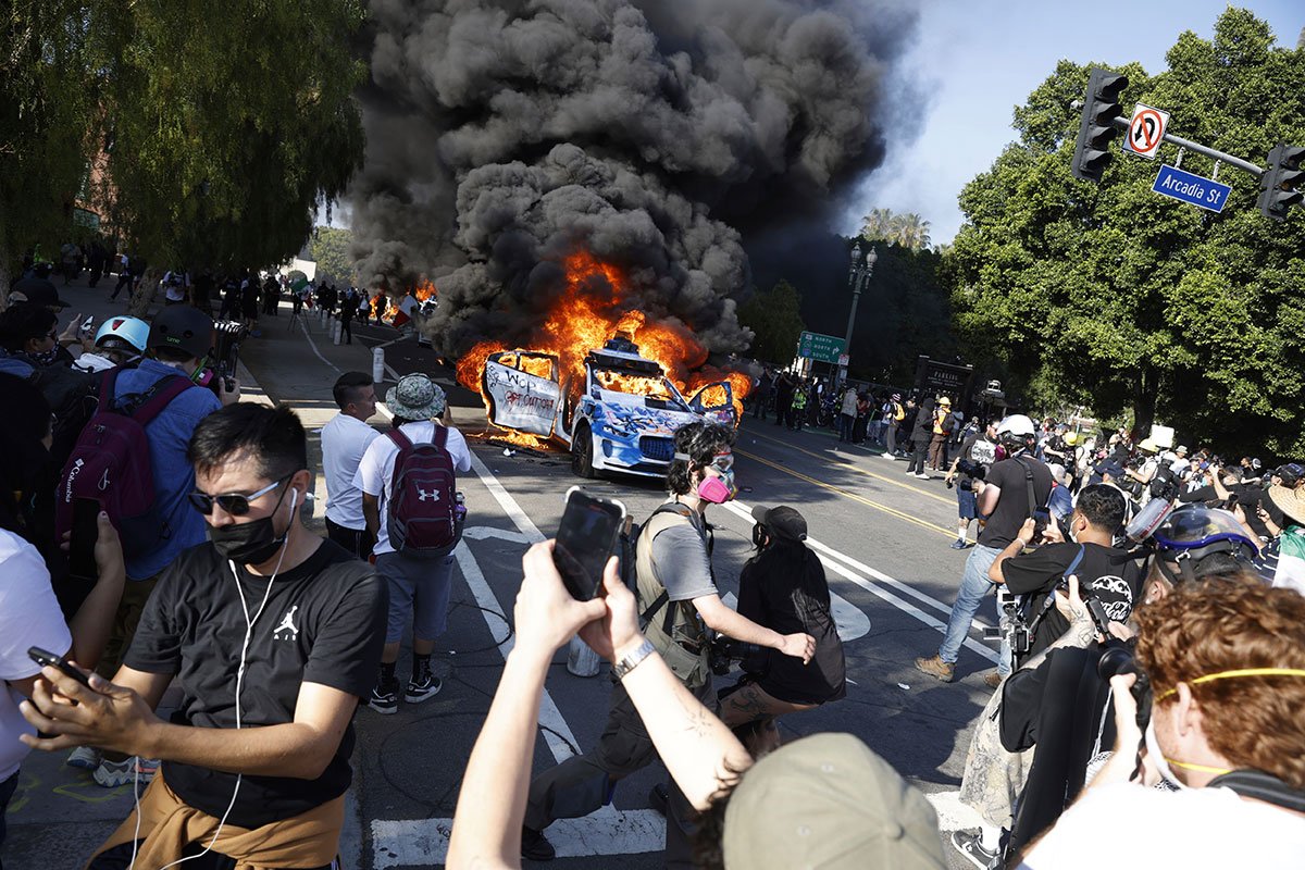 Haos u Los Anđelesu: Vojska se sukobila sa demonstrantima, automobili gore Haos u Los Anđelesu: Vojska se sukobila sa demonstrantima, automobili gore