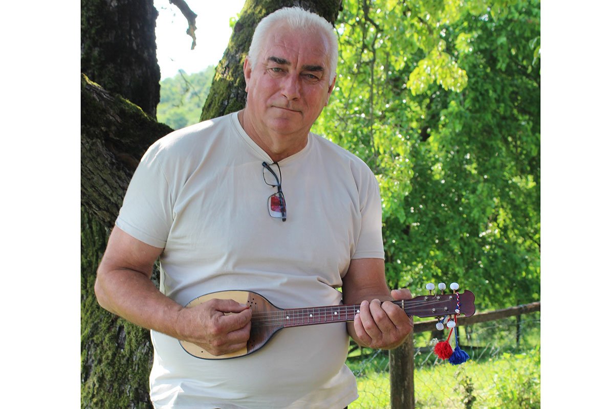 Lijevčanski majstor za tambure: Zvuk prošlih vremena u rukama Radenka Grgića Lijevčanski majstor za tambure: Zvuk prošlih vremena u rukama Radenka Grgića