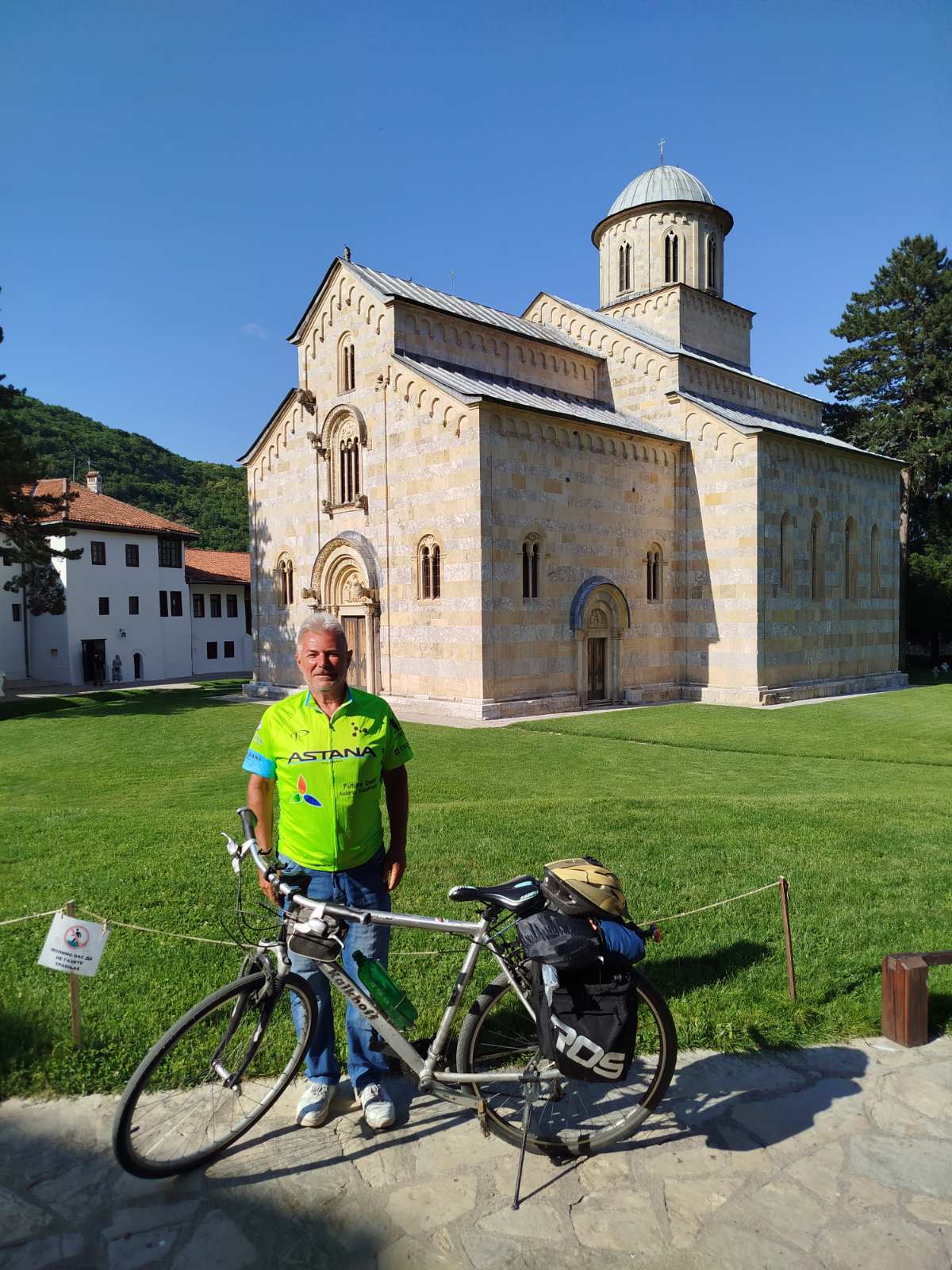 Lozničanin na biciklu stigao do Pećke patrijaršije i Dečana, nastavlja ka Albaniji: Vožnja puna blagoslova! Lozničanin na biciklu stigao do Pećke patrijaršije i Dečana, nastavlja ka Albaniji: Vožnja puna blagoslova!