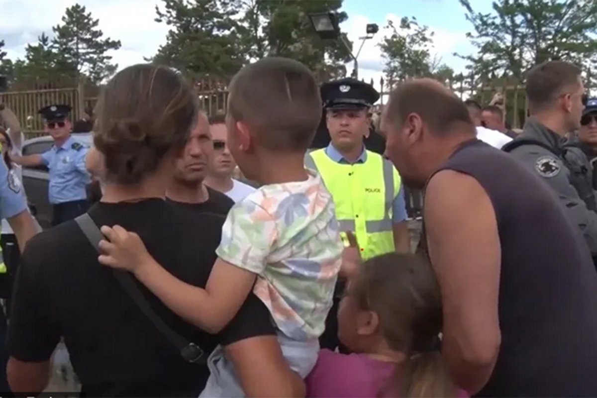 Potresan snimak sa Gazimestana: Majka branila kćerku od privođenja policije nakon parastosa Potresan snimak sa Gazimestana: Majka branila kćerku od privođenja policije nakon parastosa