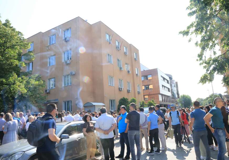 (VIDEO, FOTO) Protesti ispred Tužilaštva zbog hapšenja Milana Miličevića: Podršku pružaju lideri SDS, PDP, NF, brojni funkcioneri i građani