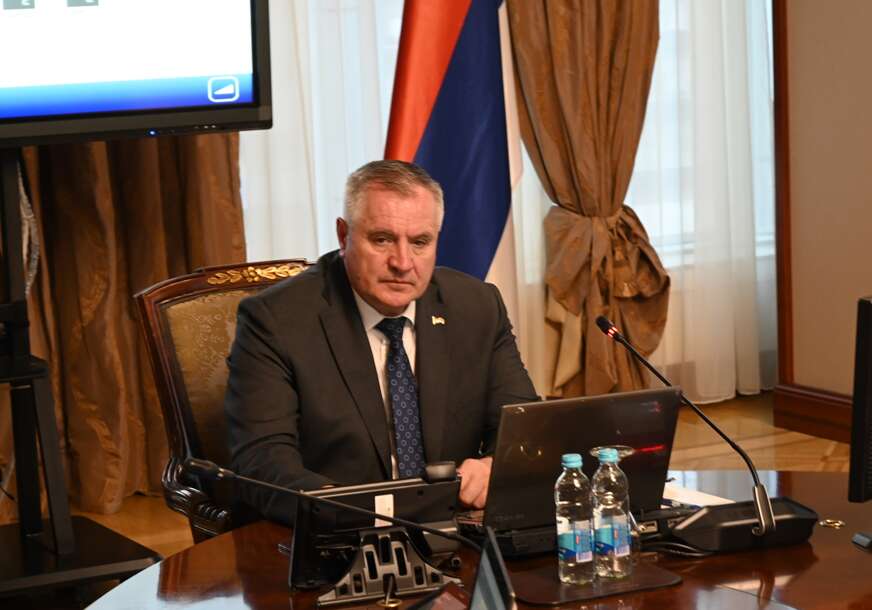 ZAROBLJEN PREMIJER, ZAROBLJENA PRIVREDA Koliko nas košta Viškovićevo sjedenje u Banjaluci
