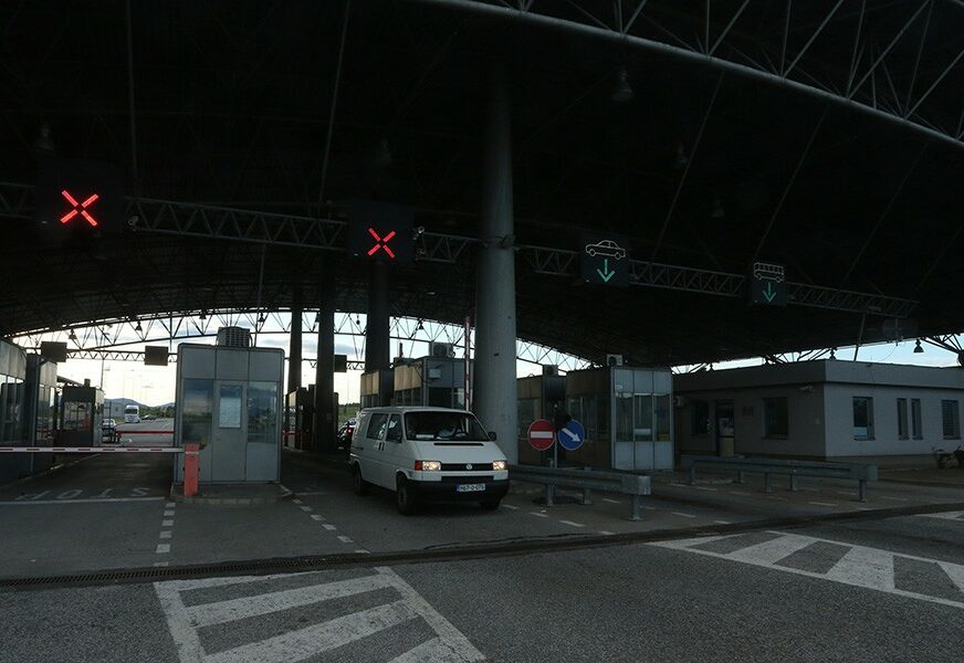 KOLONE NA PRELAZU IZAČIĆ Vozači se upozoravaju na pojačane gužve u toku dana na graničnim prelazima